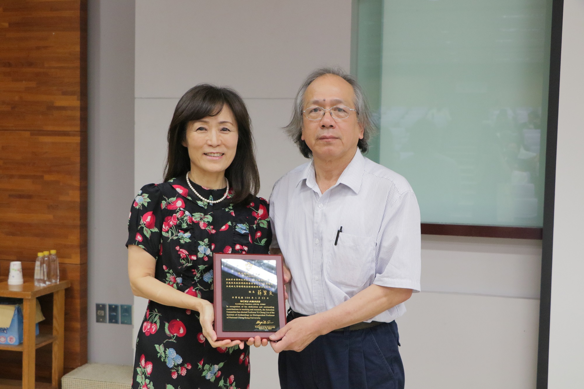 劉益昌教授獲聘本校107學年度特聘教授頒發紀念牌